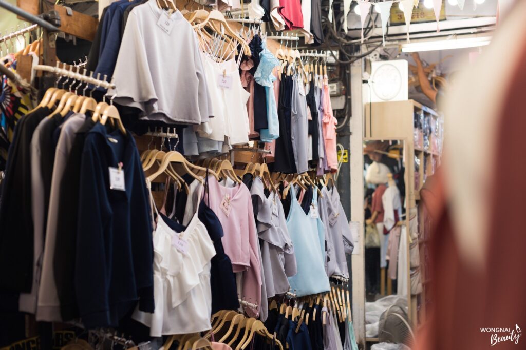 ตลาดเสื้อผ้ายกกระสอบ