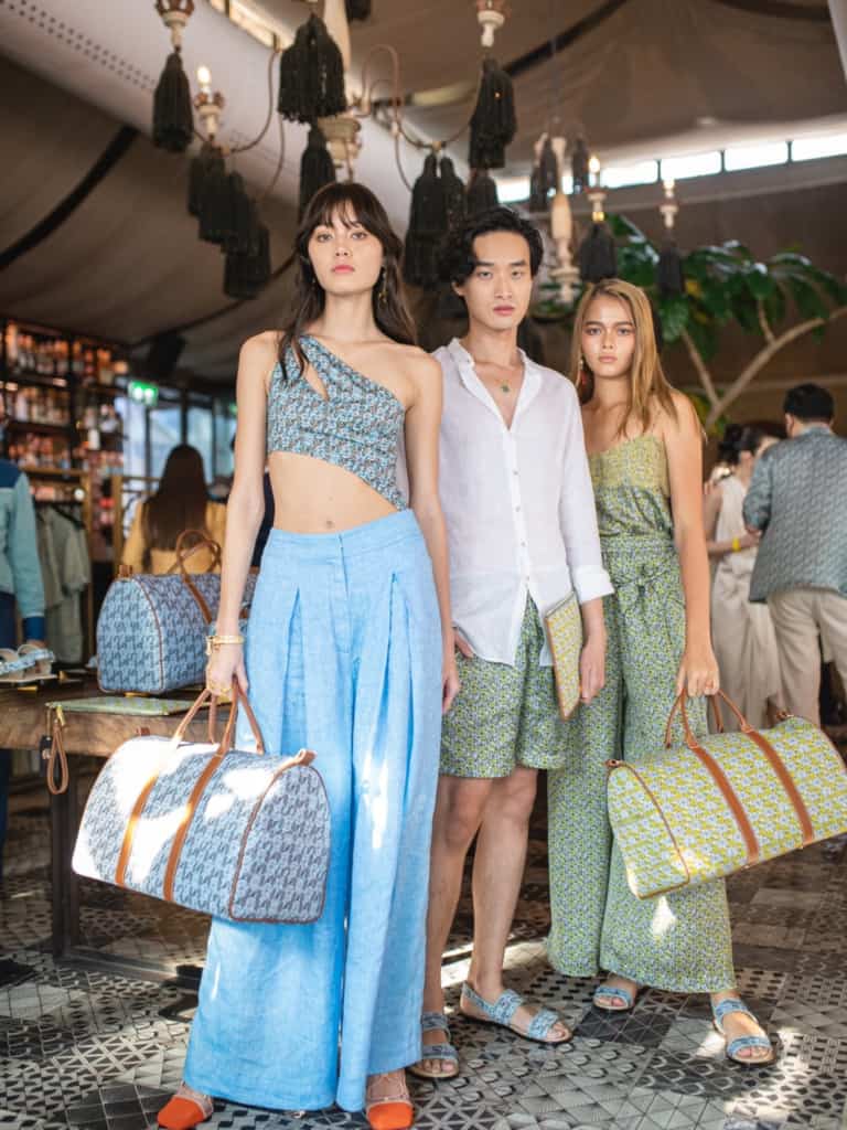 ขายเสื้อผ้างานป้าย